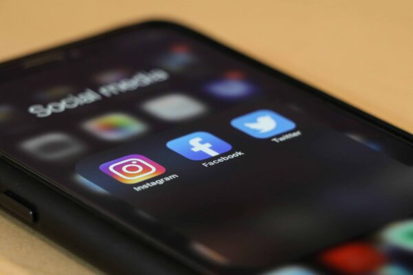 Facebook e il legame tra distanza e connessione sociale