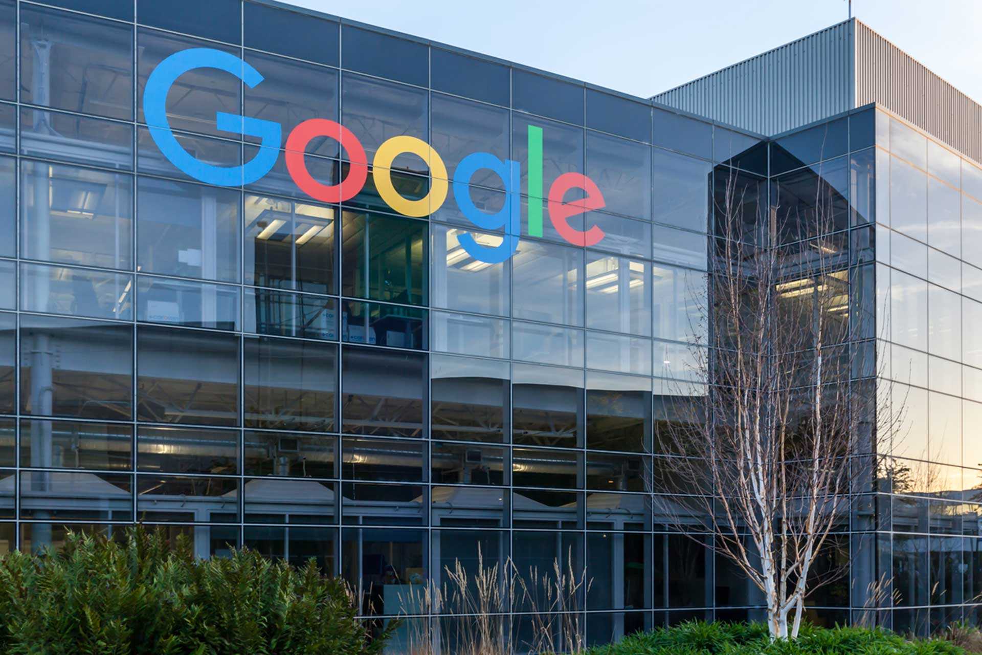 Google è un'azienda USA che offre servizi online, con quartier generale a Mountain View in California, nel cosiddetto Googleplex