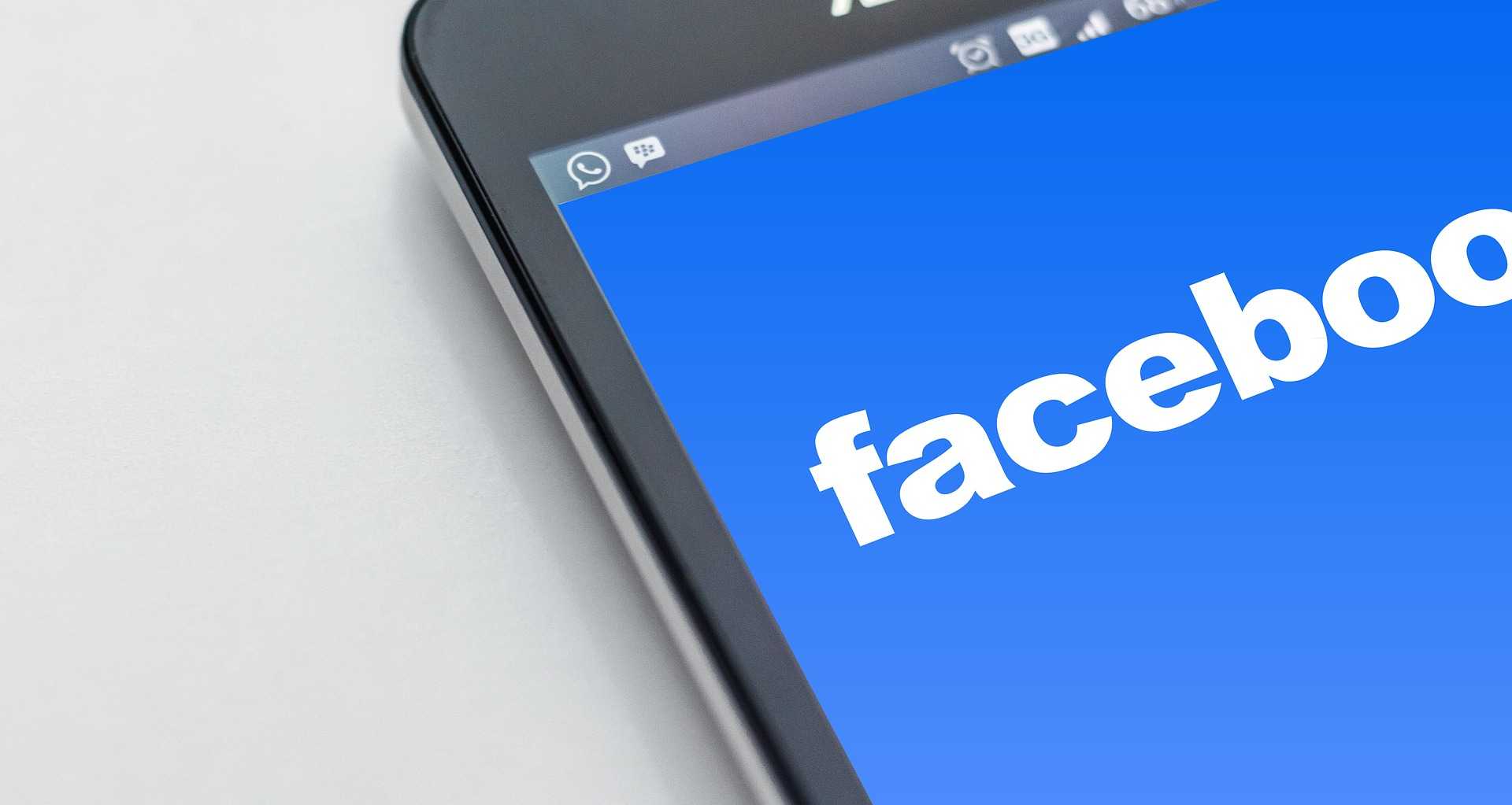 Facebook è un social media e rete sociale statunitense, inizialmente creato il 4 febbraio 2004 come servizio gratuito universitario e successivamente ampliato a scopo commerciale, posseduto e gestito dalla società Meta[2], e basato su una piattaforma web 2.0 scritta in vari linguaggi di programmazione