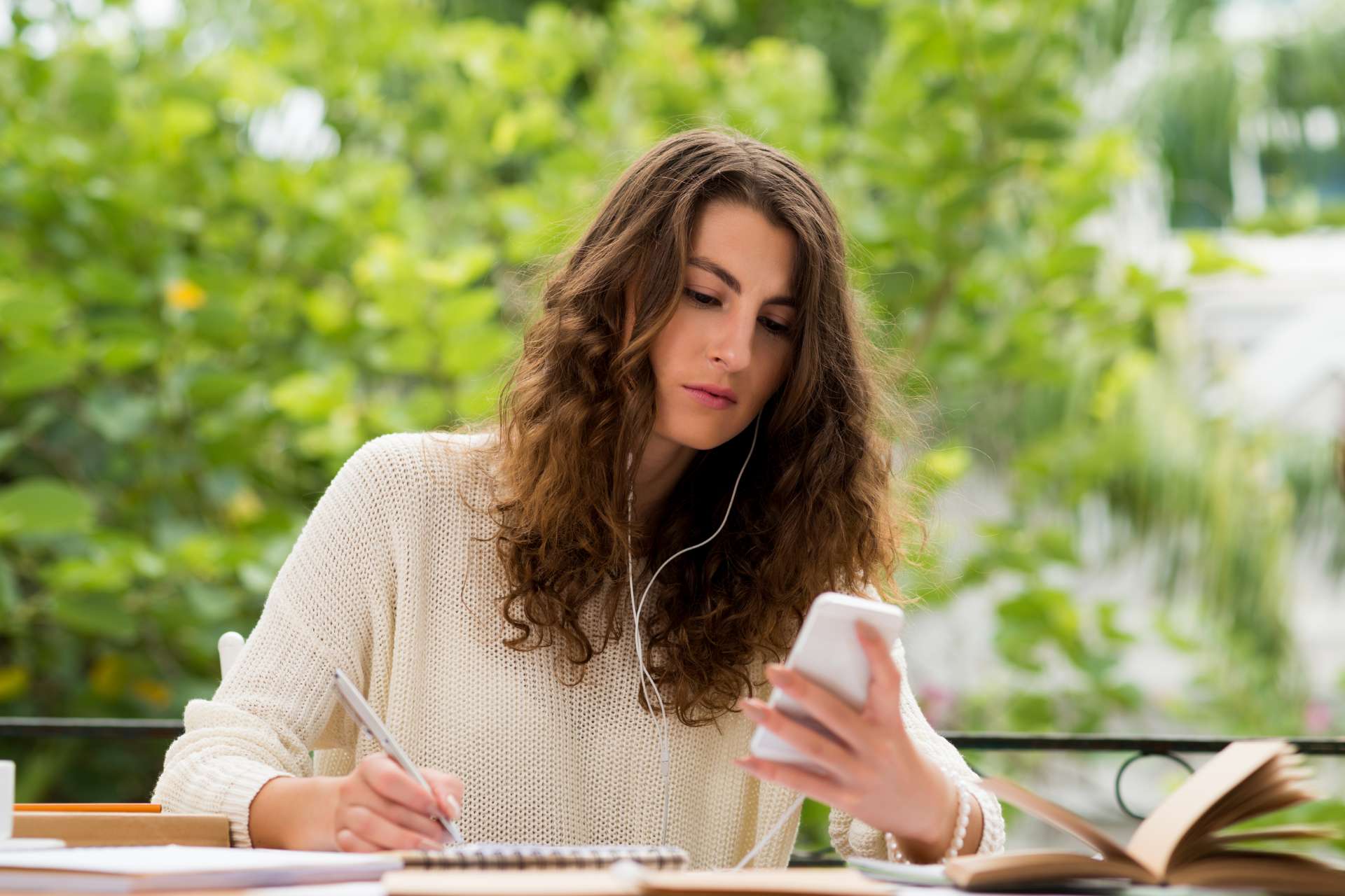 Una giovane donna alle prese con la lettura di notizie sul proprio smartphone