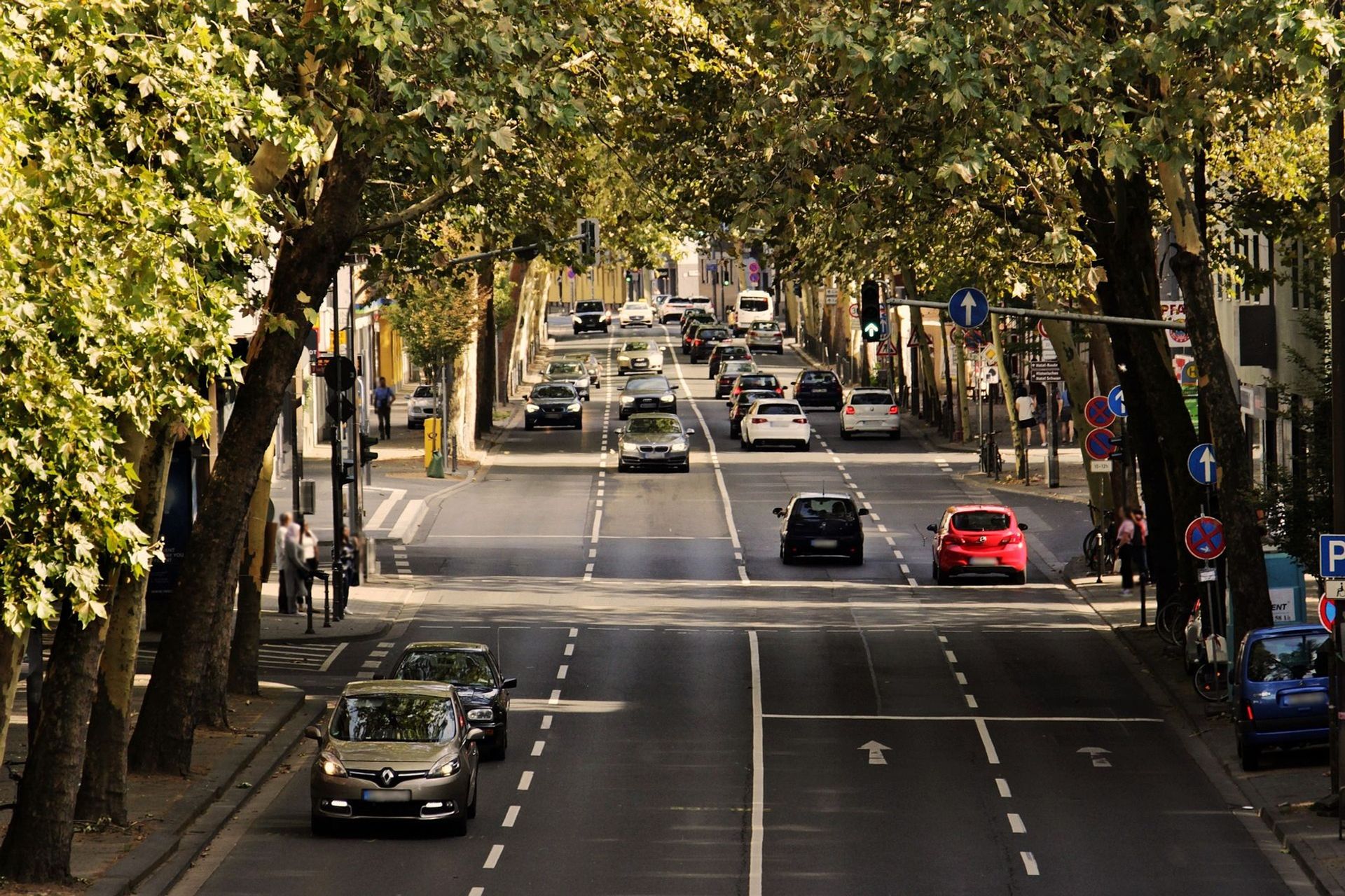 Automobili di vari segmenti immerse nel traffico automobilistico