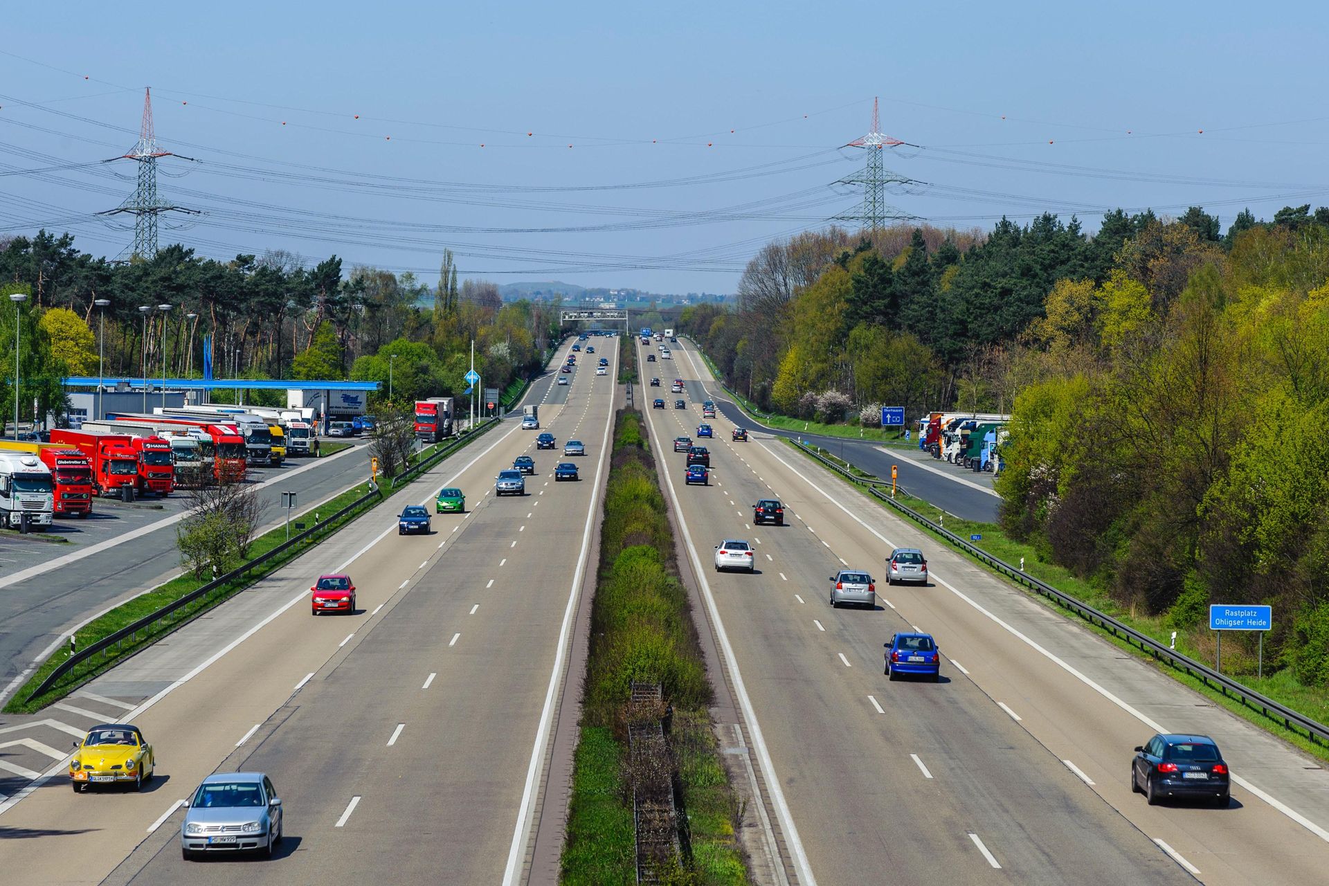 Automobili di vari segmenti su un'autostrada americana