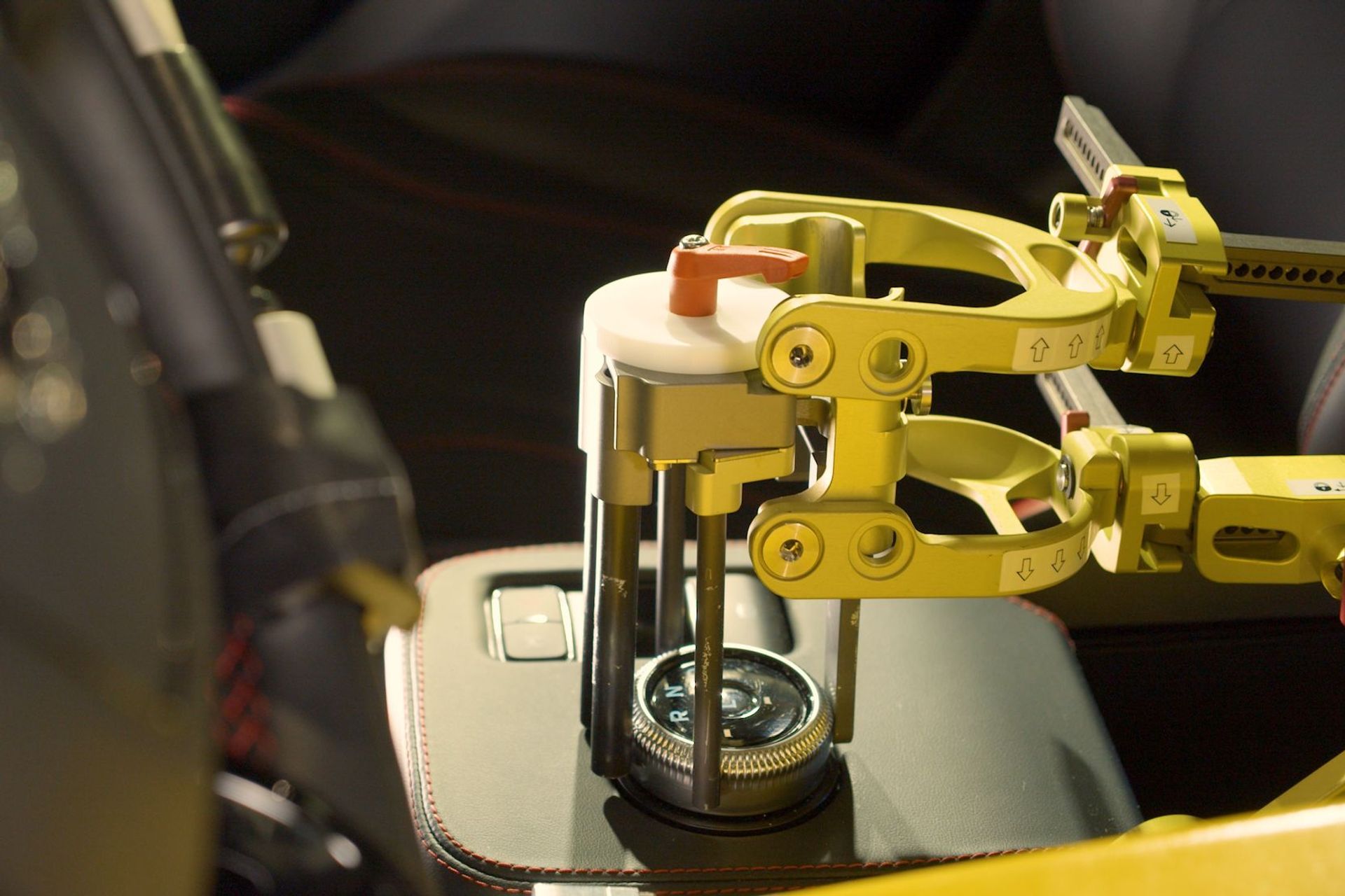 I test condotti dai robot "Shelby" e "Miles" presso il centro di ricerca Ford Weather Factory di Colonia