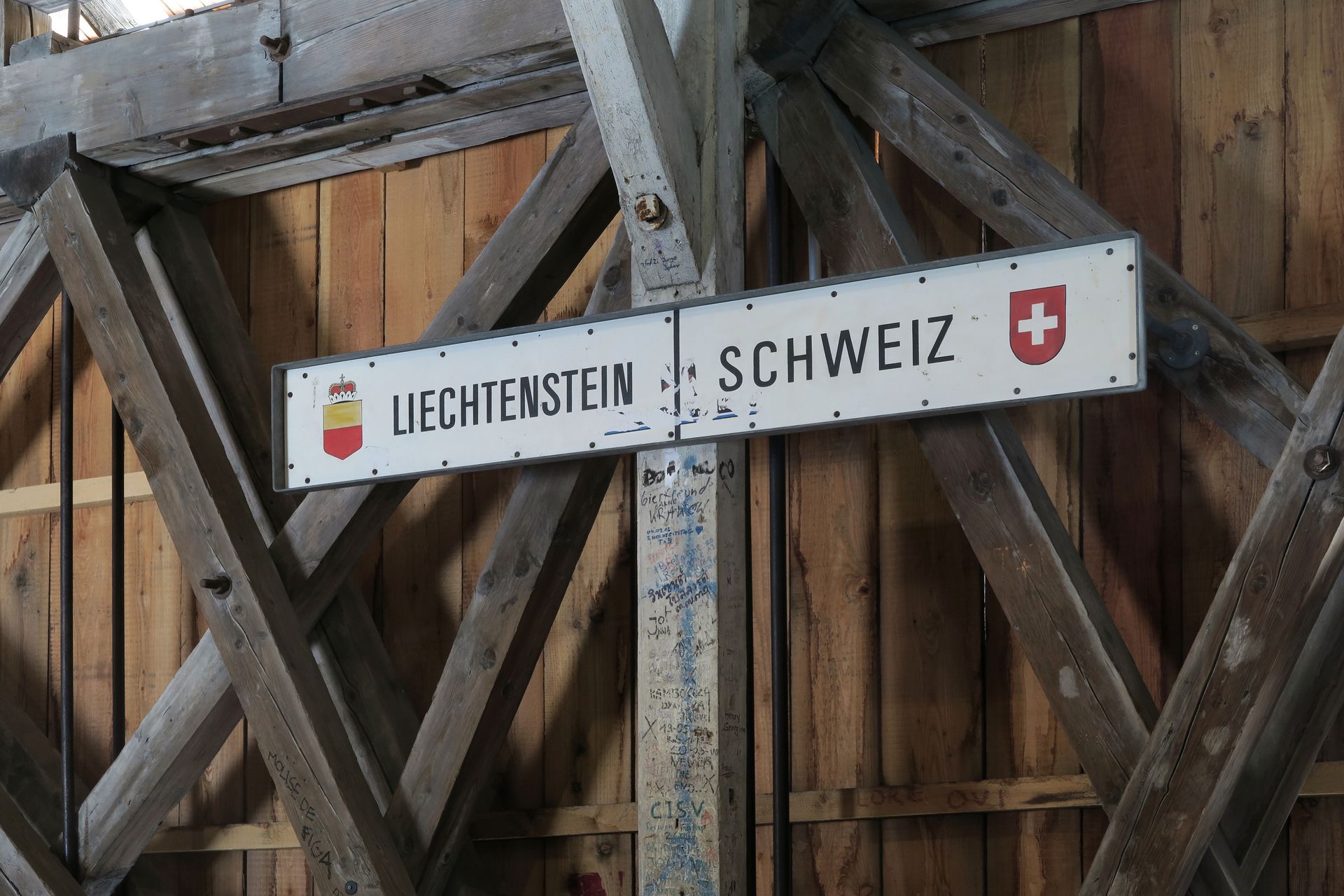 Il ponte sul fiume Reno tra Sevelen e Vaduz sul confine Svizzera-Liechtenstein