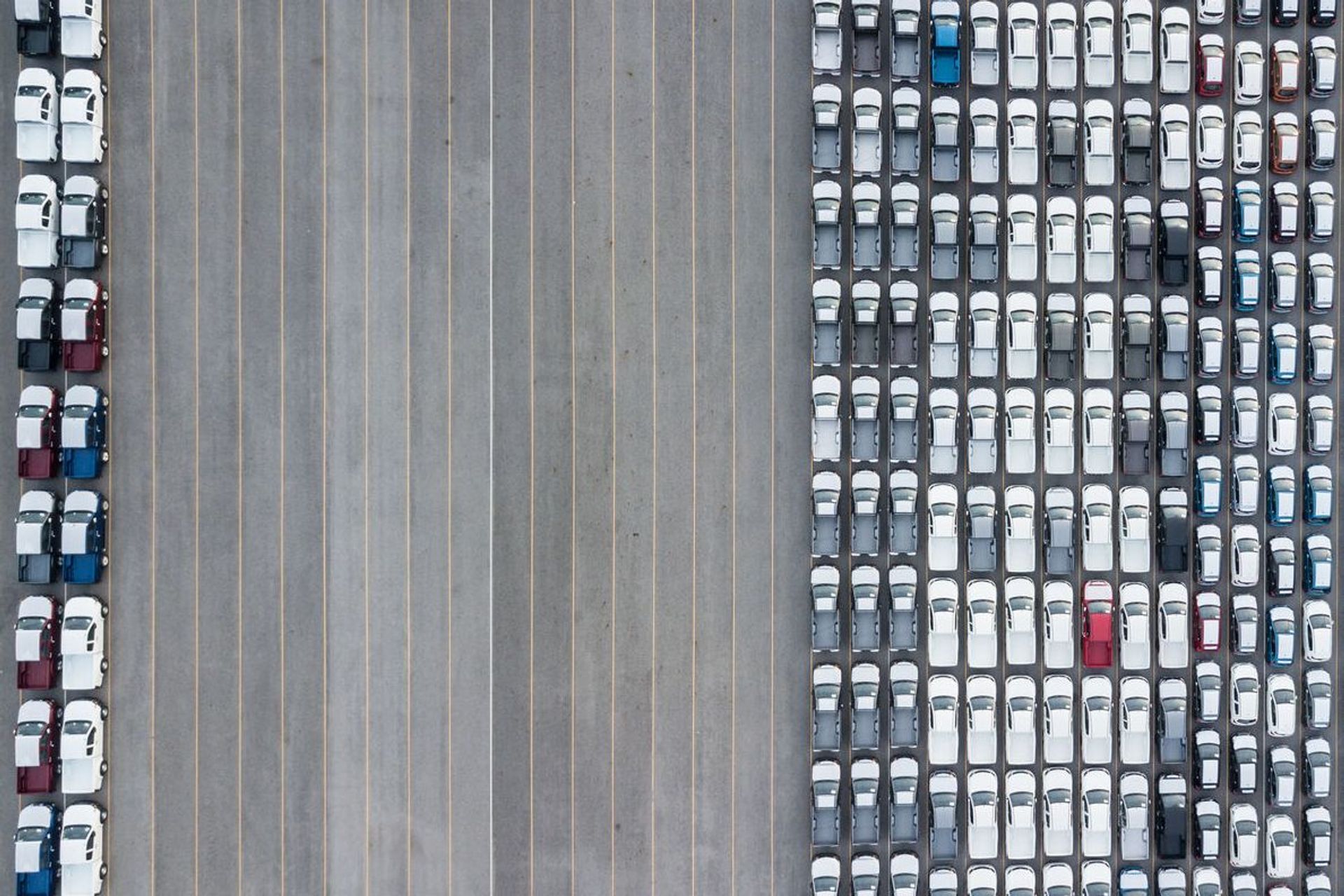 Grande infilata di automobili destinate alla commercializzazione
