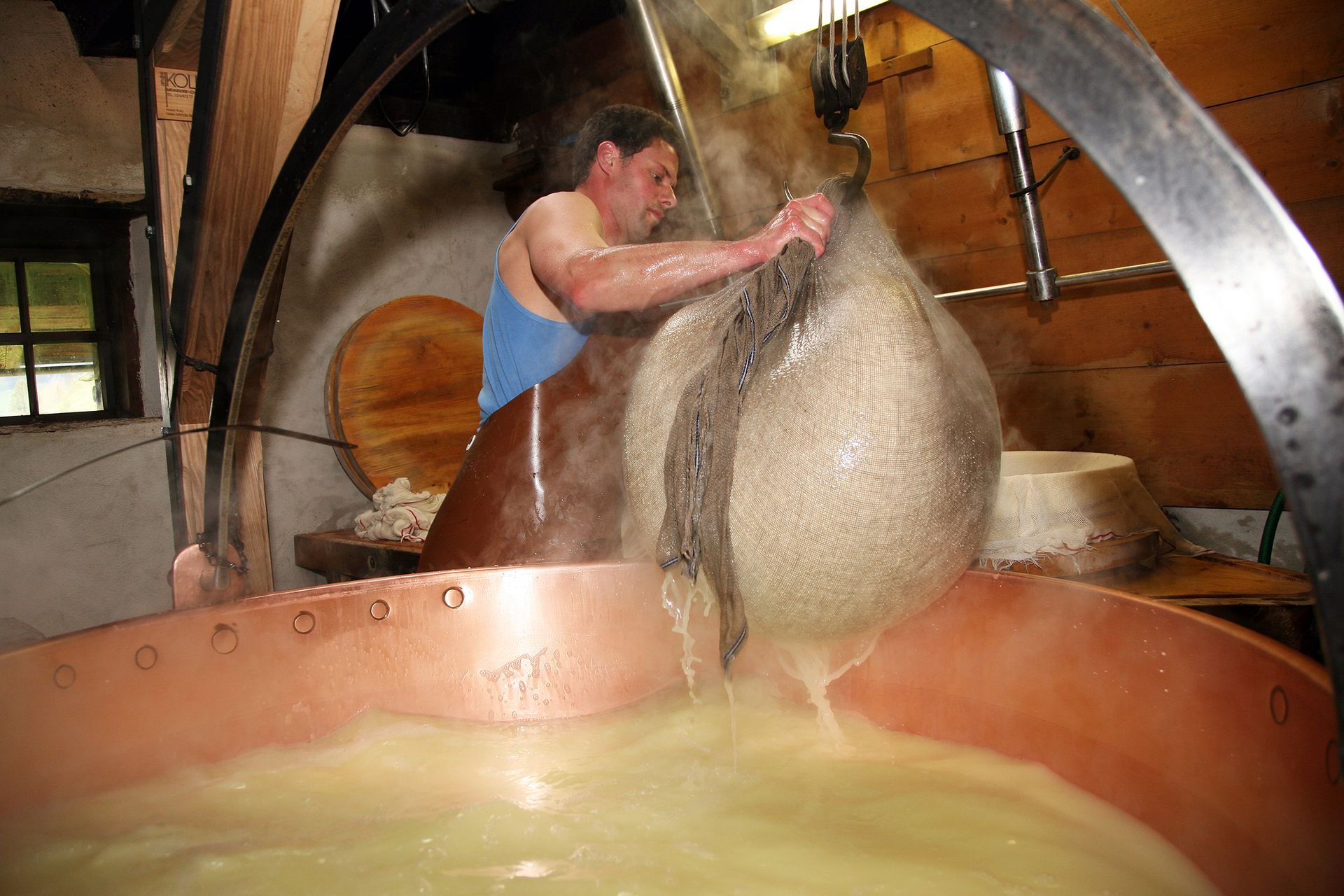 Un caseificio alpestre della Svizzera durante la lavorazione del formaggio (Foto Agroscope, Olivier Bloch)