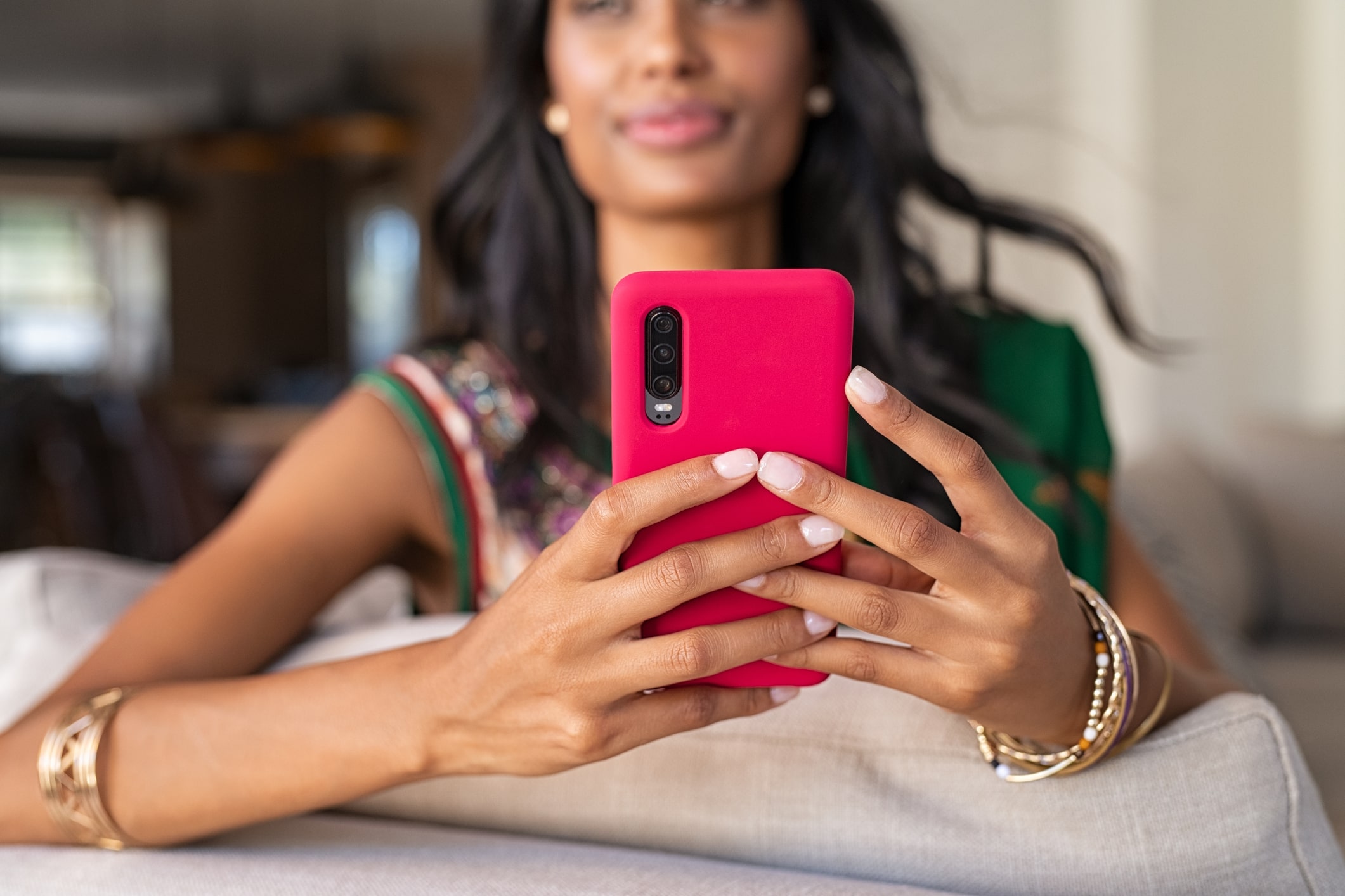 Una donna indiana alle prese con i social network tramite smartphone