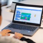 Cittadini svizzeri in tenera età alle prese con un PC in occasione della 'Giornata Digitale Svizzera' 2020