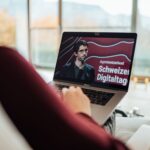 Il popolo svizzero alle prese con la 'Giornata Digitale Svizzera' in lingua tedesca