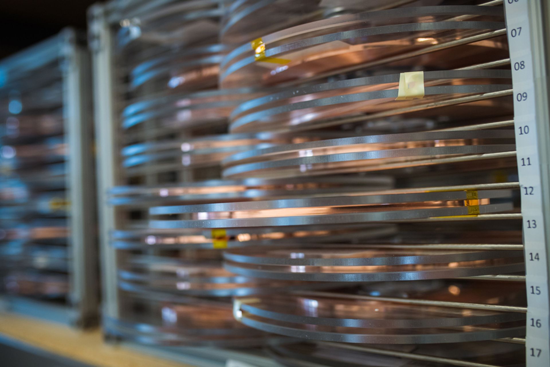 La bobina di nastro superconduttore ad alta temperatura usato nella nuova classe di magneti per la fusione nucleare: il dispositivo costruito e testato dalla Commonwealth Fusion Systems, controllata dall'italiano ENI, e dal Plasma Science and Fusion Center del MIT contiene 267 chilometri (166 miglia) di nastro, coincidente con la distanza fra Boston, in Massachusetts, e Albany, capitale dello Stato di New York. (Foto: Gretchen Ertl, CFS/MIT-PSFC, 2021)