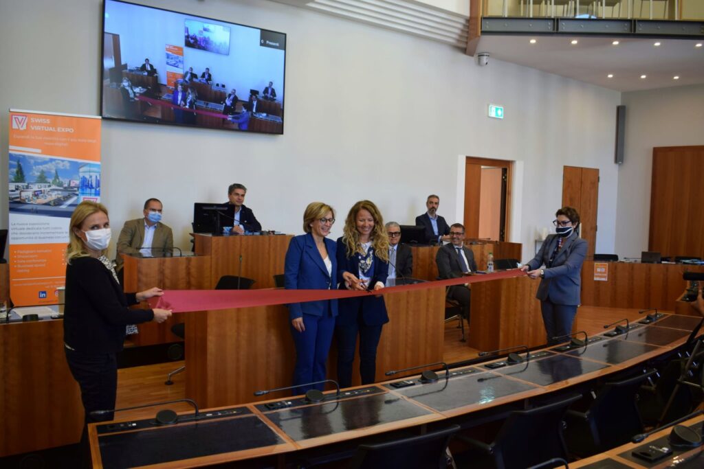 Il taglio del nastro dello "Swiss Virtual Expo" 2021-2022 all'interno dell'aula del Consiglio Comunale di Lugano
