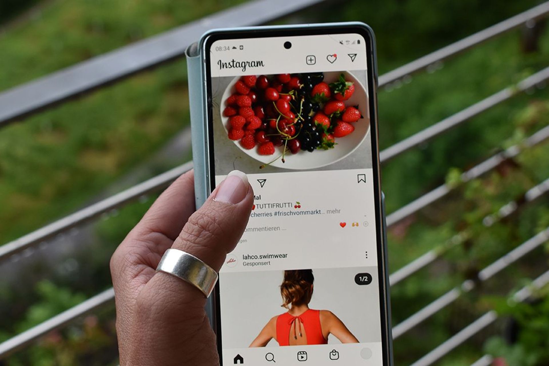 Instagram è un servizio di rete sociale statunitense, gettonatissimo in particolare dai giovani e dalle donne, che permette agli utenti di scattare foto, applicarvi filtri e condividerle via Internet