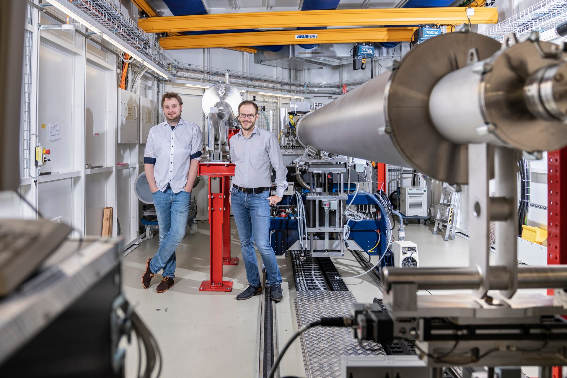 Johannes Ihli e Klaus Wakonig, co-autore dello studo sul brachiopode Discinisca Tenuis, al generatore di luce cSAXS della SLS (Foto Istituto Paul ScherrerMarkus Fischer)