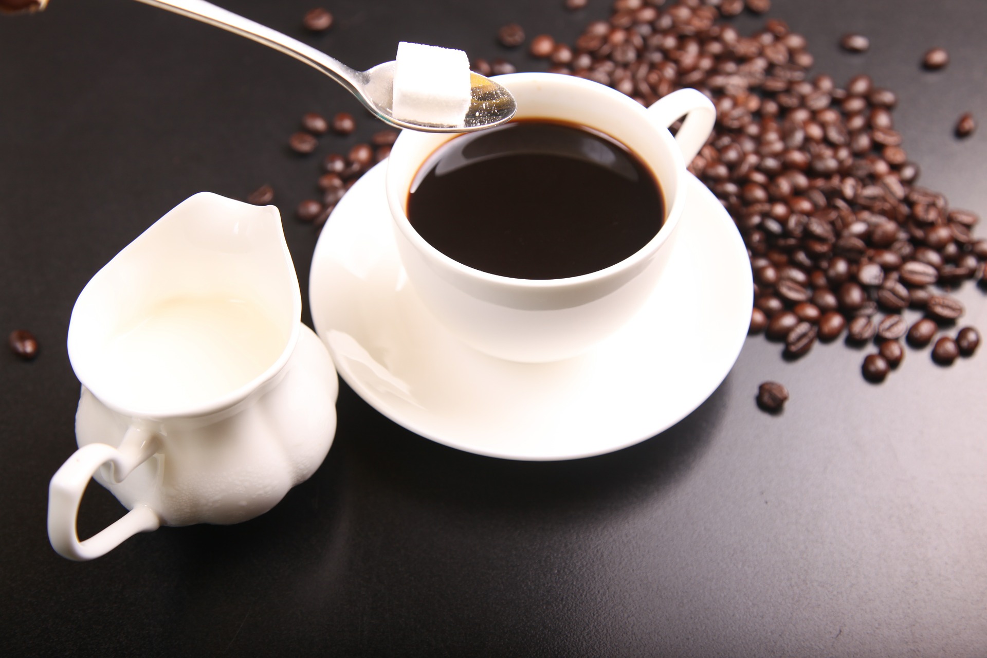 Lo zucchero accompagna molto spesso il caffè a tavola