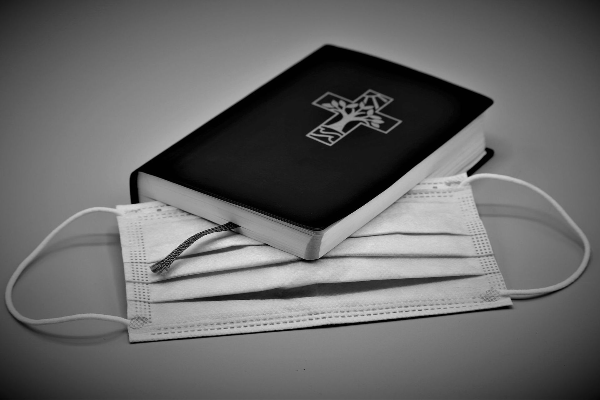 Un libro sacro associato a una mascherina in tempo di pandemia
