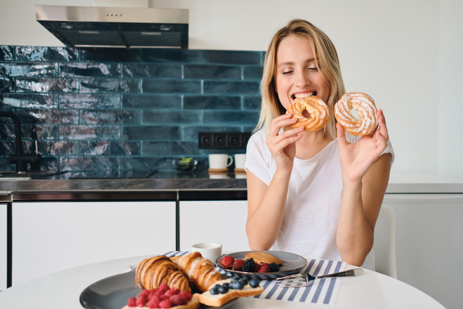 Una donna molto contenta di consumare una ciambella