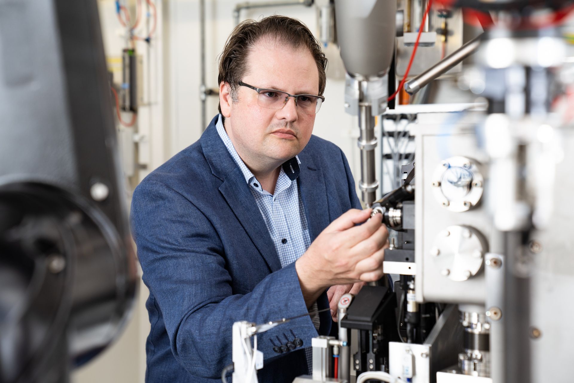 Roger Benoit in corrispondenza dello strumento di trasmissione della luce dello Swiss Light Source SLS del PSI, dove ha determinato la struttura necessaria al legame fra due proteine (Foto: Mahir Dzambegovic/Istituto Paul Scherrer)