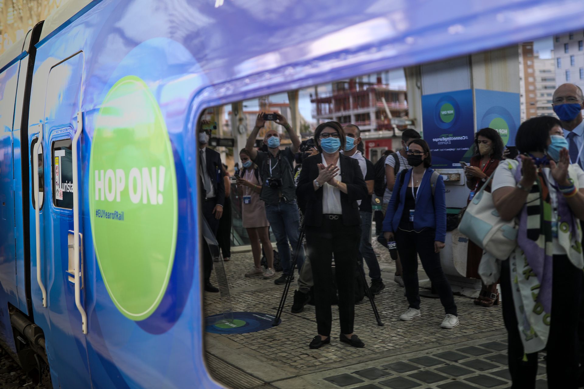 Adina Vălean, Commissario ai Trasporti dell'Unione Europea, dinanzi al treno Connecting Europe Express