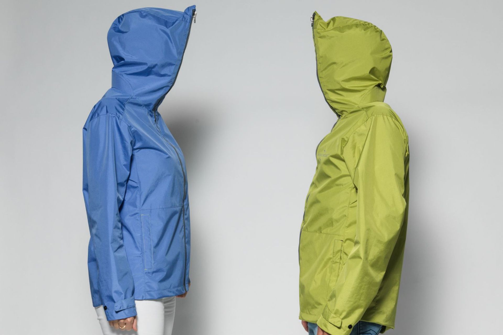 Due varianti della giacca “ecoloigica” Wear2Wear: blu o verde? Lo strato esterno della "versione starter" in blu della nuova giacca contiene poliestere ottenuto da bottiglie in PET; il colore verde indica che è stato utilizzato materiale proveniente dal processo di riciclaggio (Foto: Schoeller Textil AG)