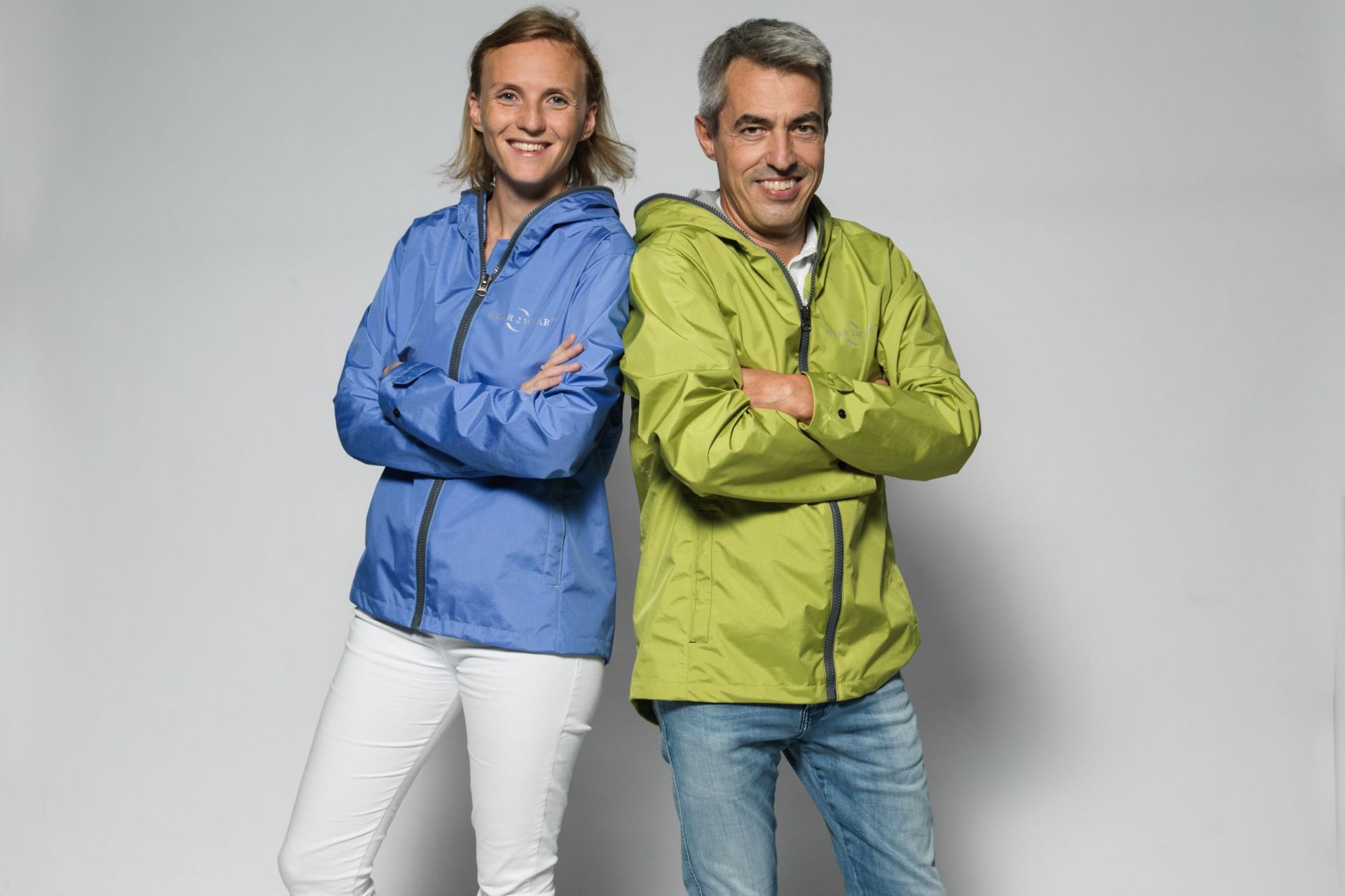Due varianti della giacca “ecoloigica” Wear2Wear: blu o verde? Lo strato esterno della "versione starter" in blu della nuova giacca contiene poliestere ottenuto da bottiglie in PET; il colore verde indica che è stato utilizzato materiale proveniente dal processo di riciclaggio (Foto: Schoeller Textil AG)