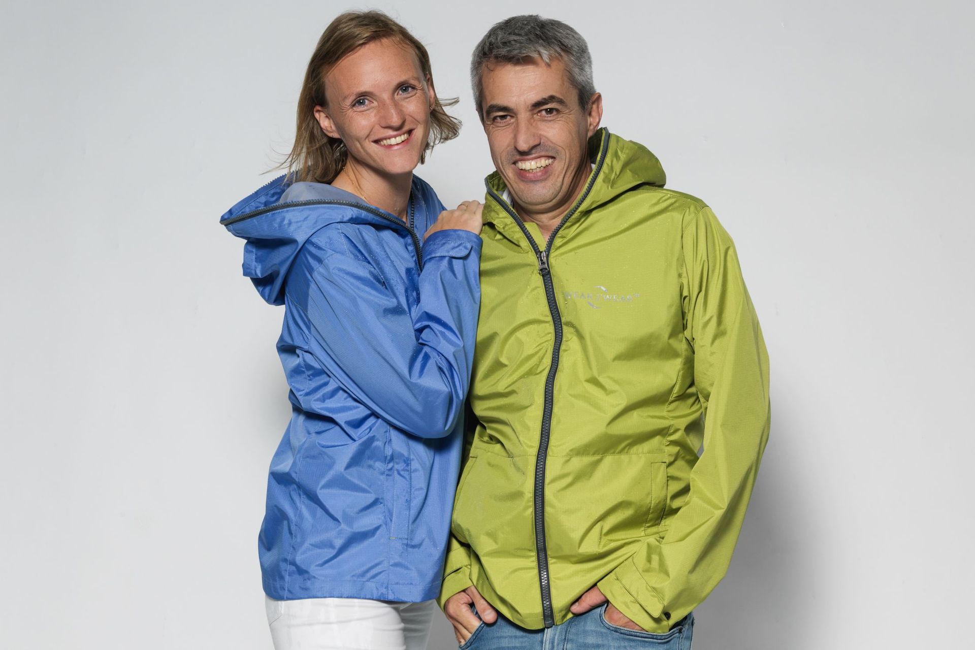 Due varianti della giacca “ecoloigica” Wear2Wear: blu o verde? Lo strato esterno della "versione starter" in blu della nuova giacca contiene poliestere ottenuto da bottiglie in PET; il colore verde indica che è stato utilizzato materiale proveniente dal processo di riciclaggio (Foto: Schoeller Textil AG)