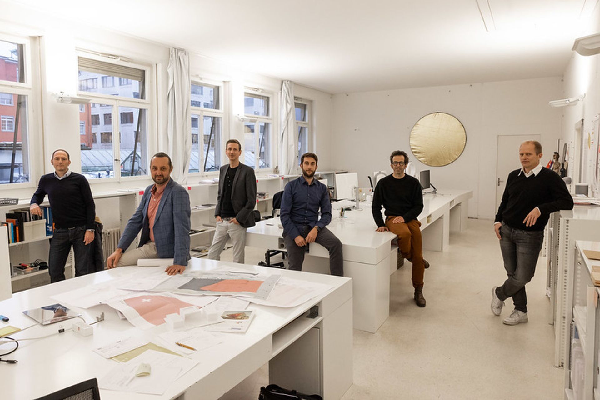 Il Padiglione Svizzero all'Expo di Dubai, congegnato da OSS (architettura) Bellprat Partner (scenografia) Lorenz Eugster (paesaggistica): da sinistra a destra, Oliver Walter (architetto), Christoph Kellenberger (architetto principale), Iwan Funk (scenografo), Fabio Gieriet (architetto), Lorenz Eugster (architetto del paesaggio principale) e Bernd Schulze (architetto del paesaggio)