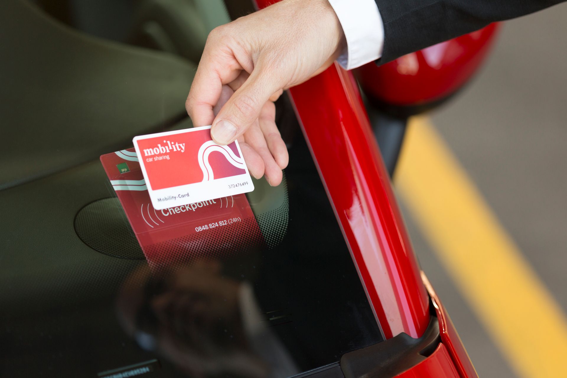 Il ritiro con la tessera personale diun'autovettura elettrica a noleggio della compagnia svizzera Mobility