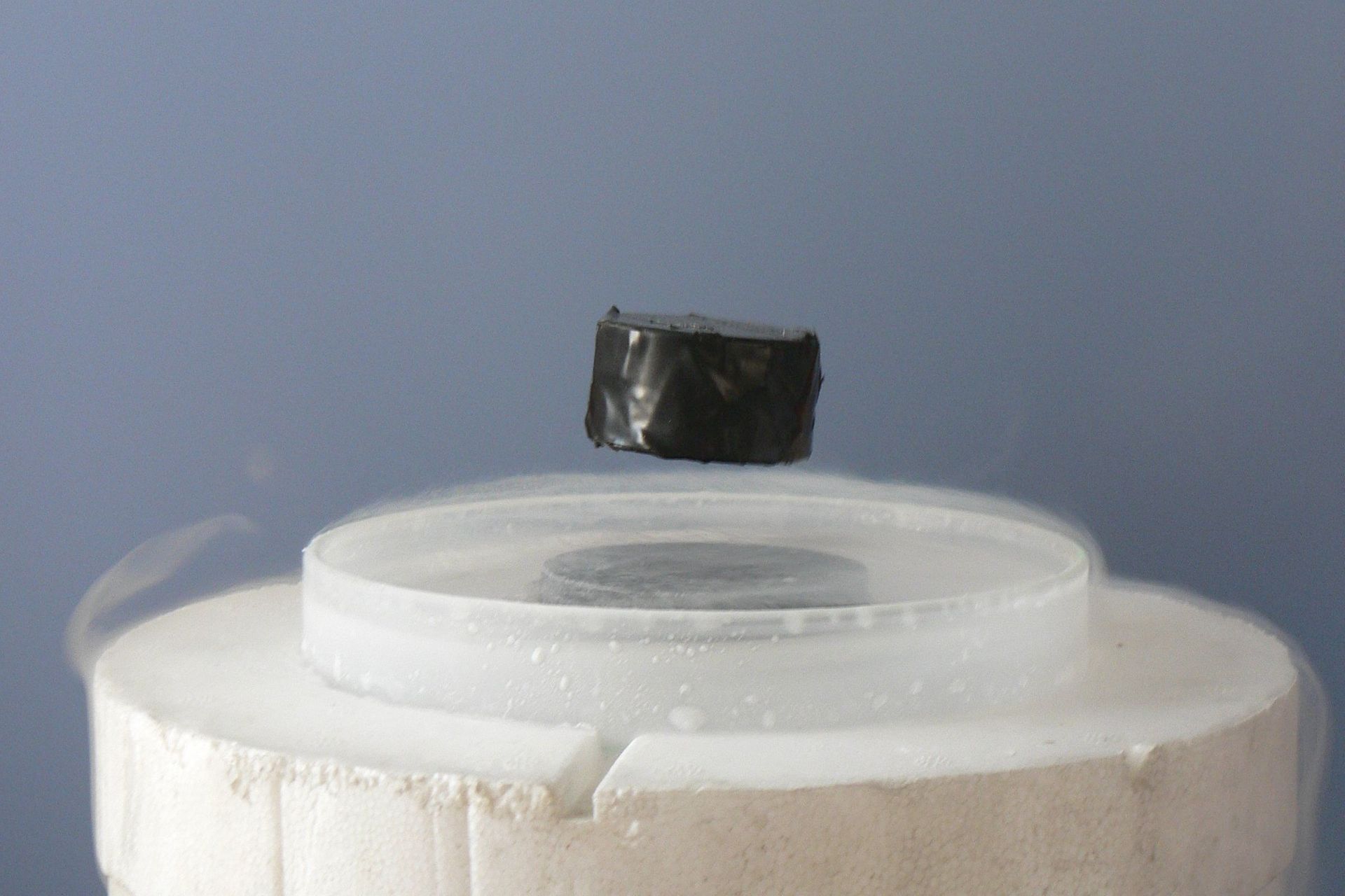 L'effetto Meissner-Ochsenfeld consiste nell'espulsione del campo magnetico dall'interno di un superconduttore, che provoca la levitazione di un oggetto