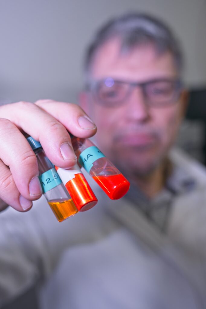 Lo scienziato Jakob Heier e la fotoluminescenza ottenuta in laboratorio