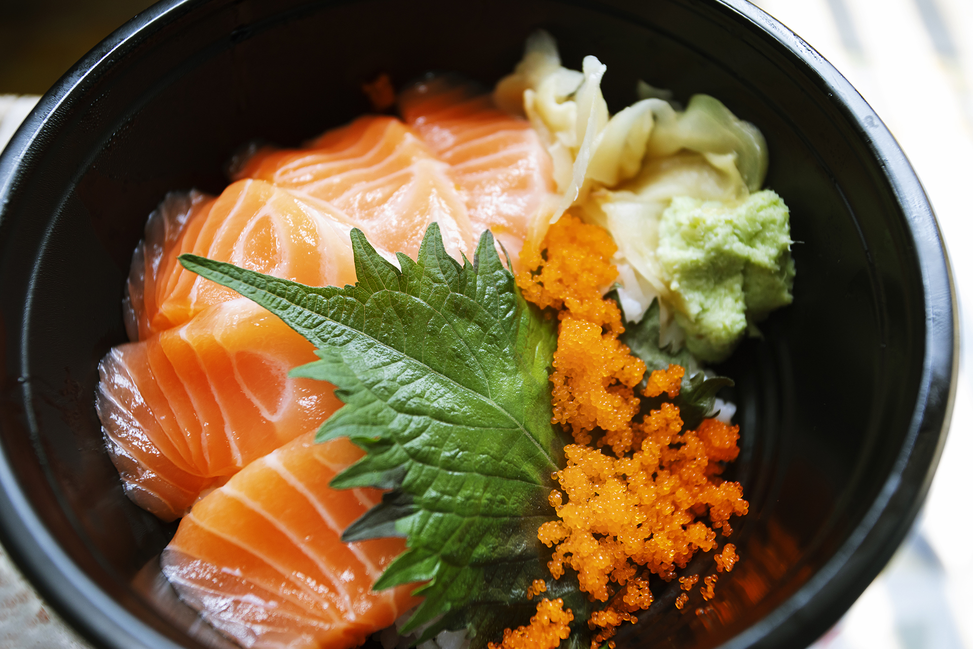 Un piatto orientale a base di salmone crudo