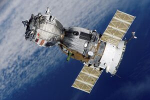 L'esterno della navicella Soyuz: le due capsule spaziali Soyuz (Anni 60 del secolo scorso) e Dragon (ultima decade) meritano un confronto, giacché cinquant’anni di cambiamenti tecnologici si vedono...