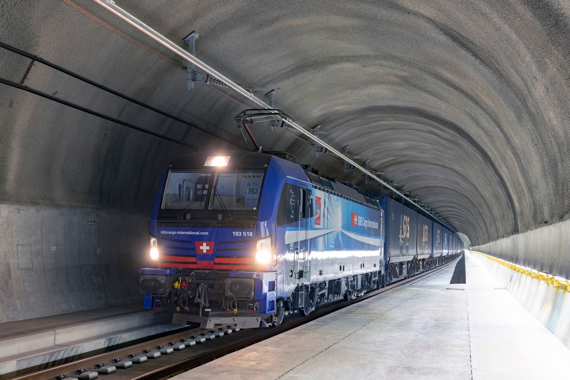 Un treno cargo delle Ferrovie Federali Svizzere in galleria