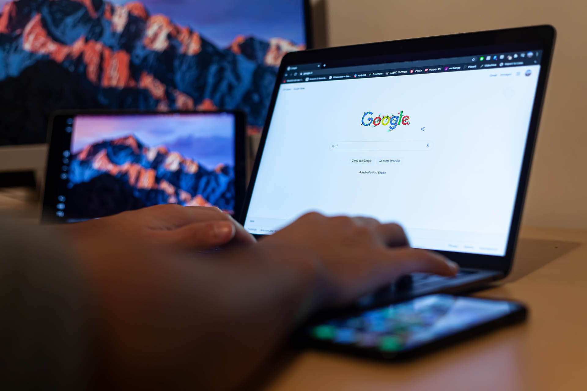 La ricerca su Google di un utente al computer