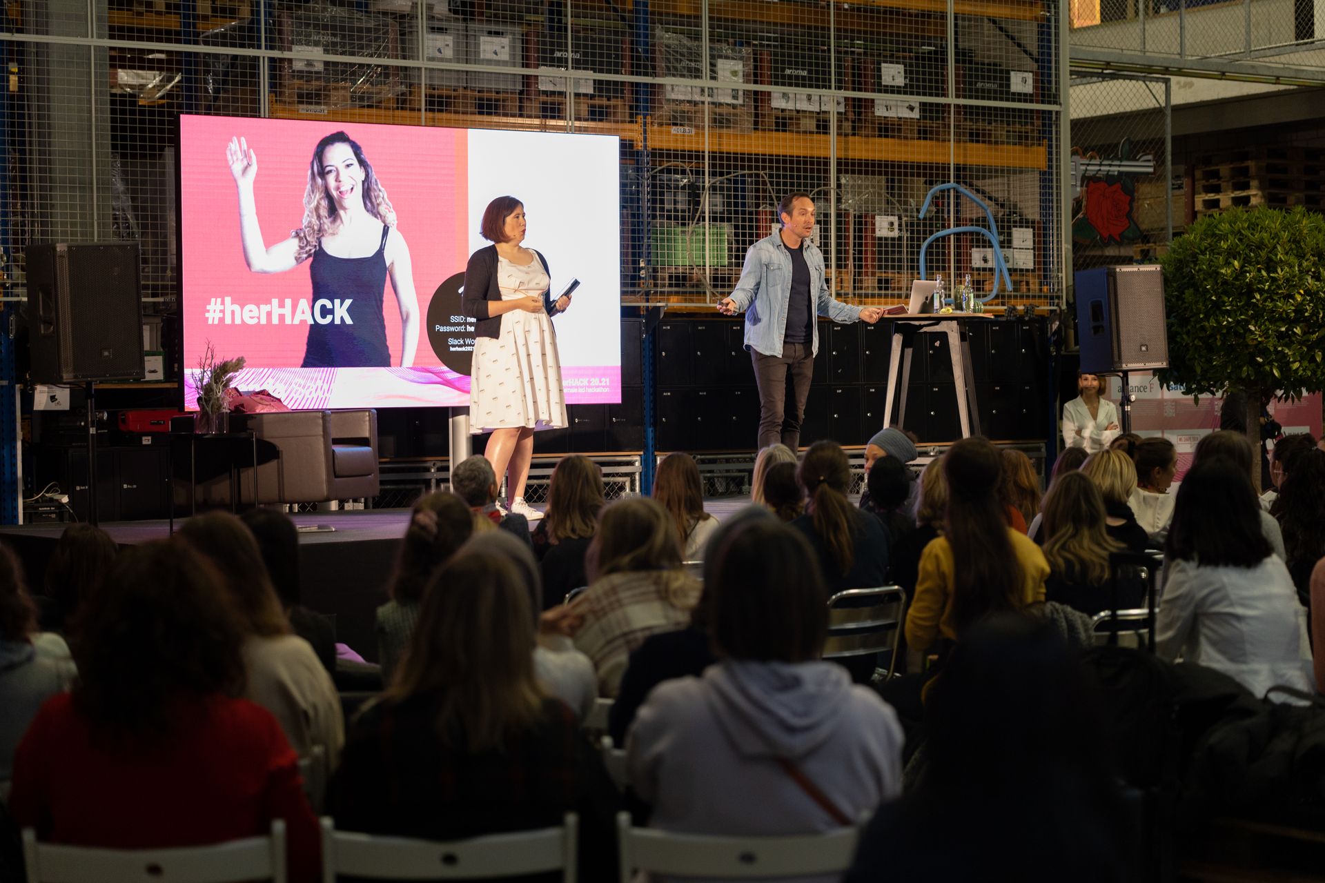 Donne elvetiche di tutte le età e le estrazioni sociali hanno preso parte il 6 e 7 novembre all’hackaton “HerHack”, nell’ambito della “Giornata Digitale Svizzera”, il cui scopo era quello di invogliarle a intraprendere una carriera nel settore della tecnologia (Foto: Moritz Schmid)