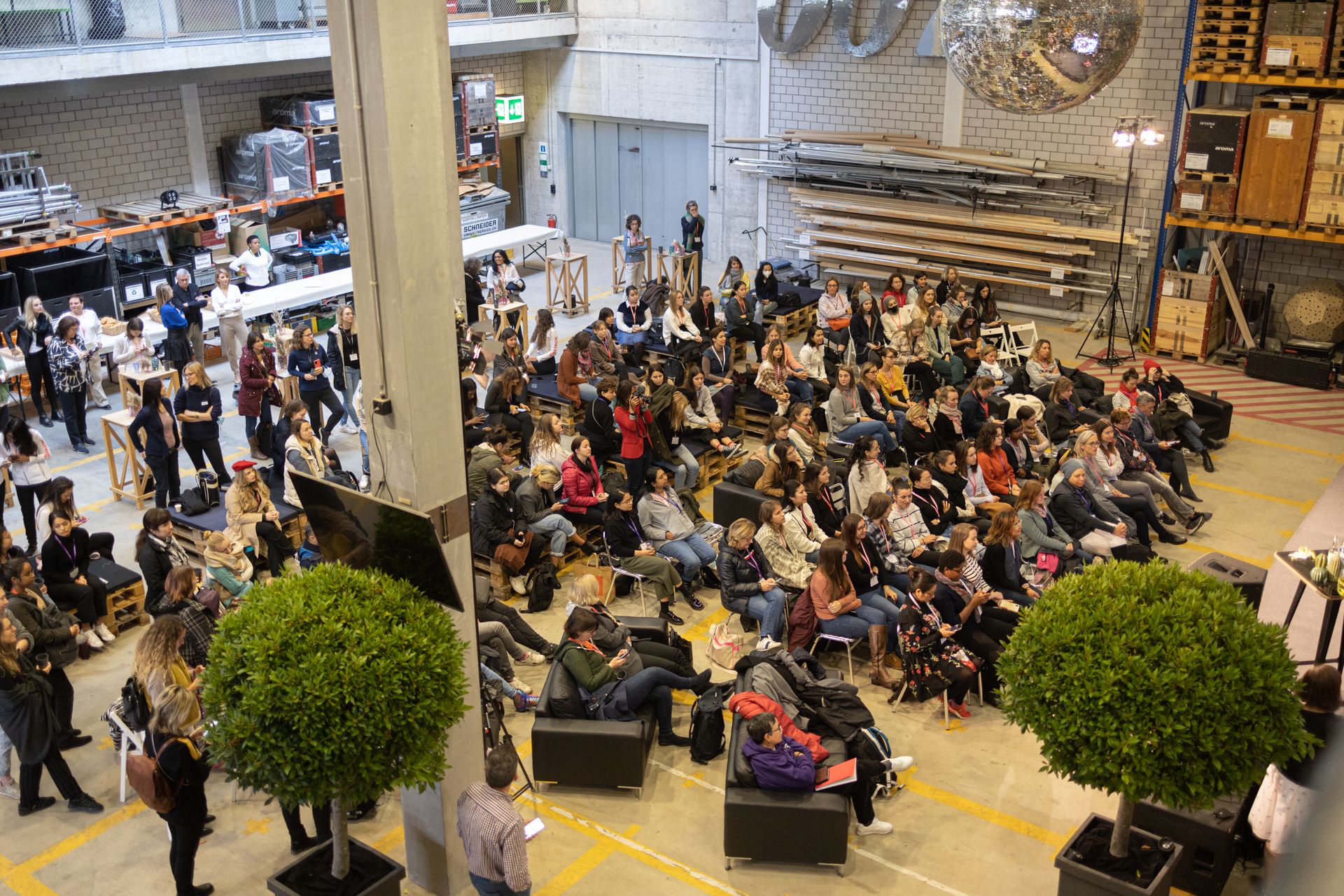 Donne elvetiche di tutte le età e le estrazioni sociali hanno preso parte il 6 e 7 novembre all’hackaton “HerHack”, nell’ambito della “Giornata Digitale Svizzera”, il cui scopo era quello di invogliarle a intraprendere una carriera nel settore della tecnologia (Foto: Moritz Schmid)