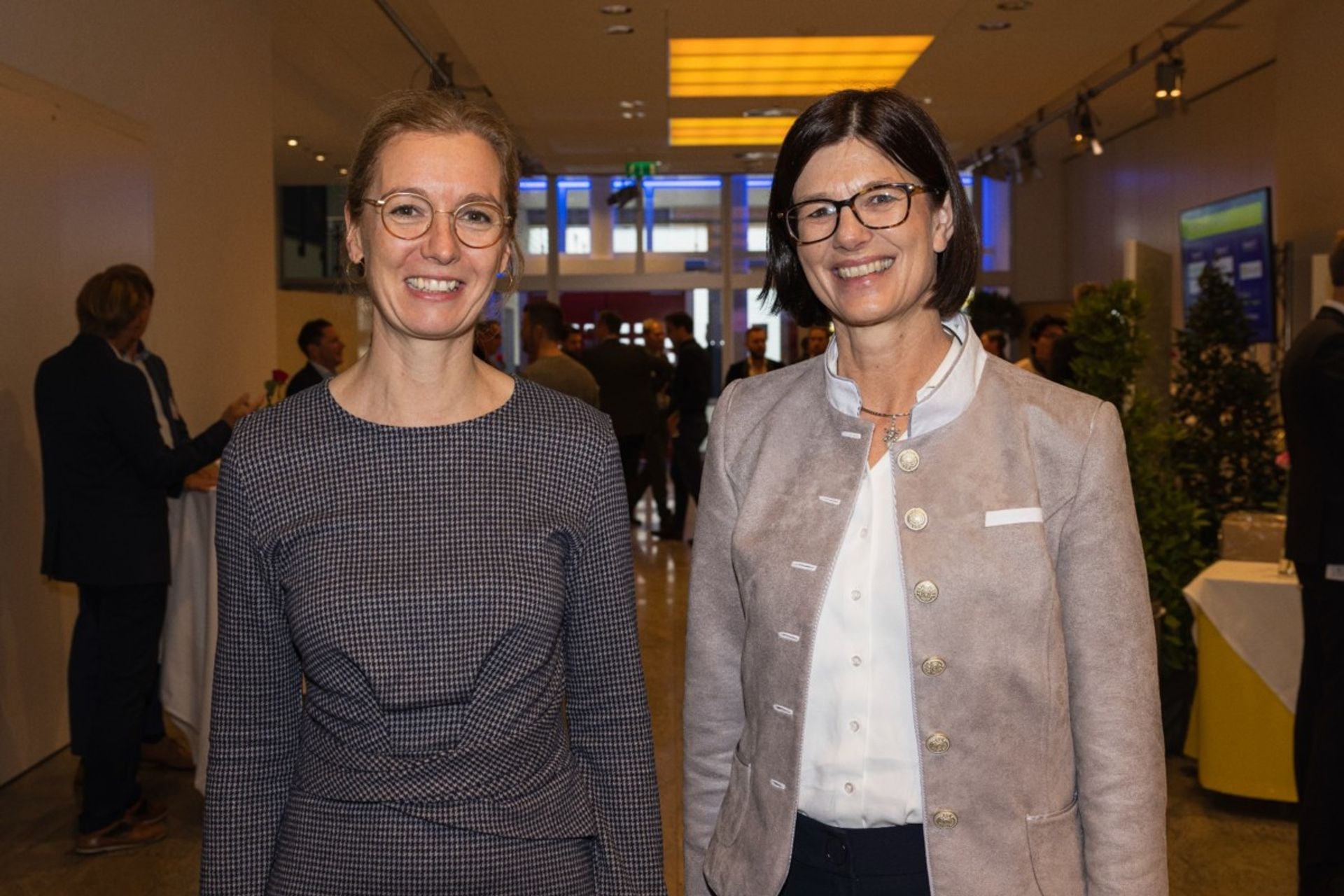 Sabine Mounani, Vice Primo Ministro e Ministro dell'Economia del Liechtenstein, e Catrin Hinkel, CEO di Microsoft Svizzera
