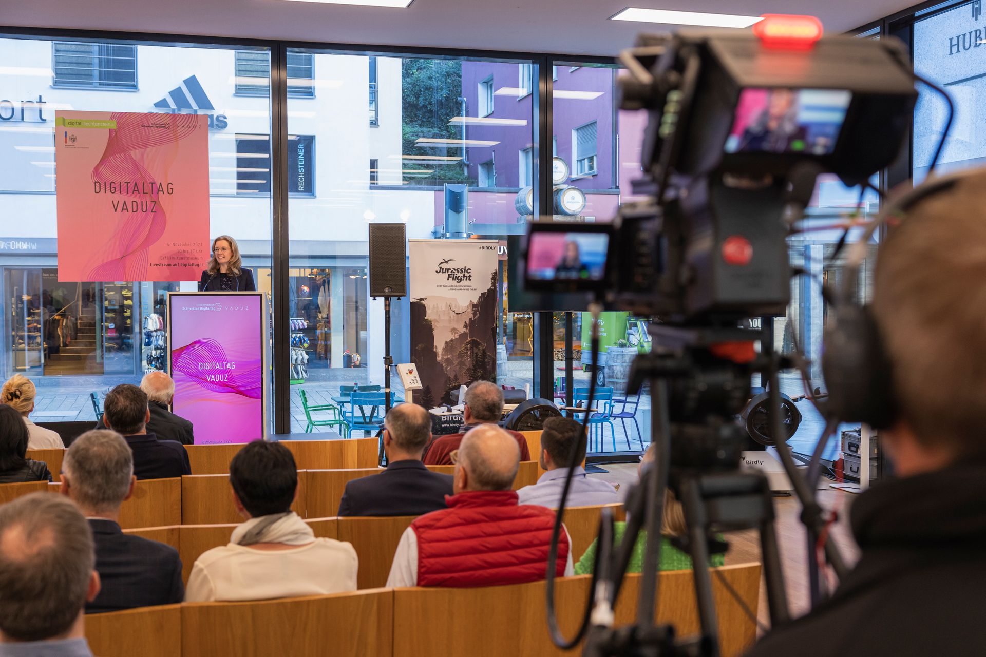 La “Digitaltag Vaduz”, accolta dal Kunstmuseum della capitale del Principato del Liechtenstein sabato 6 novembre 2021, ha suscitato l’entusiasmo di pubblico e relatori in analogia con la “Giornata Digitale Svizzera” del successivo giorno 10: l'intervento della Vice Primo Ministro Sabine Mounani