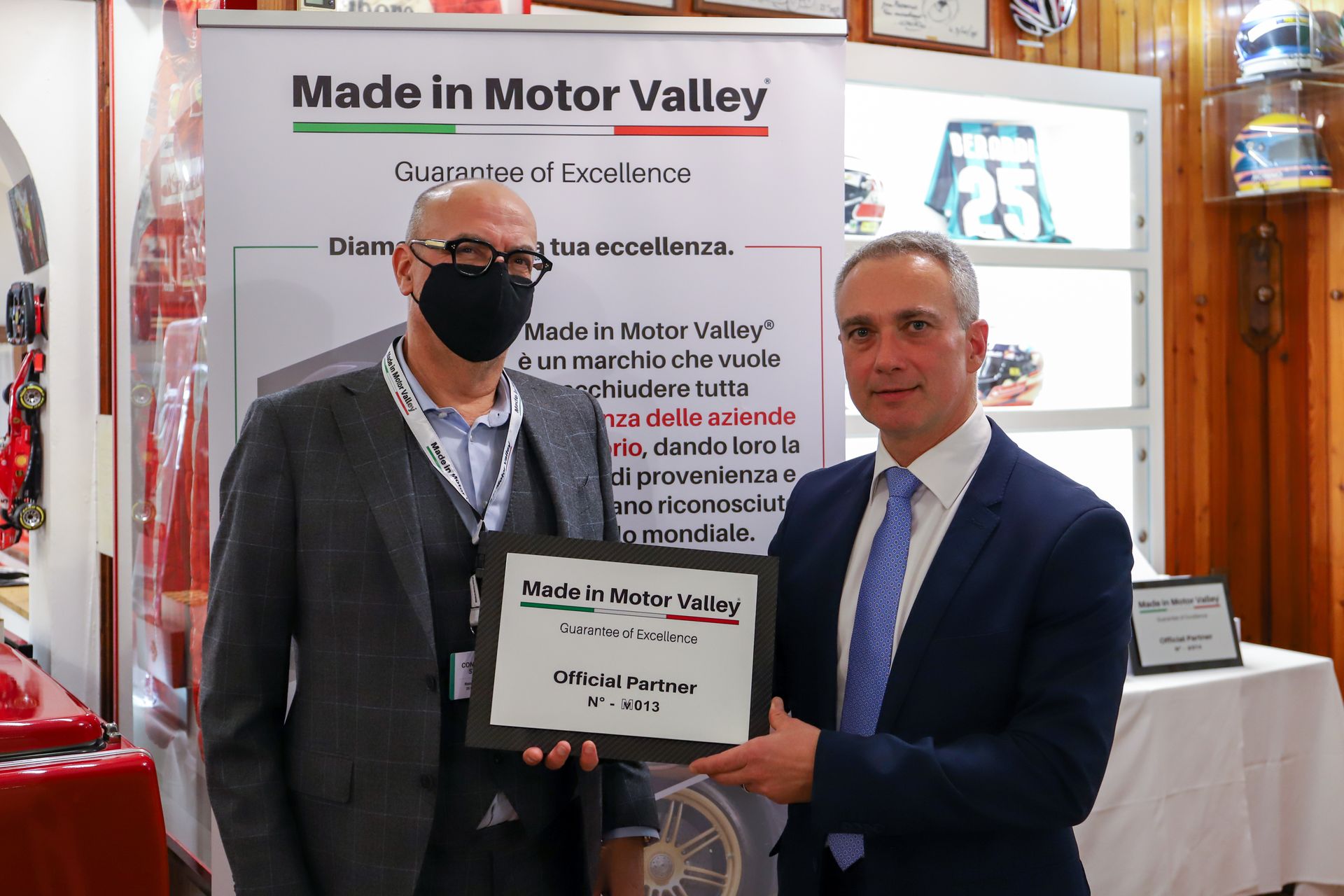 La consegna di una delle prime targhe di adesione al progetto "Made in Motor Valley"