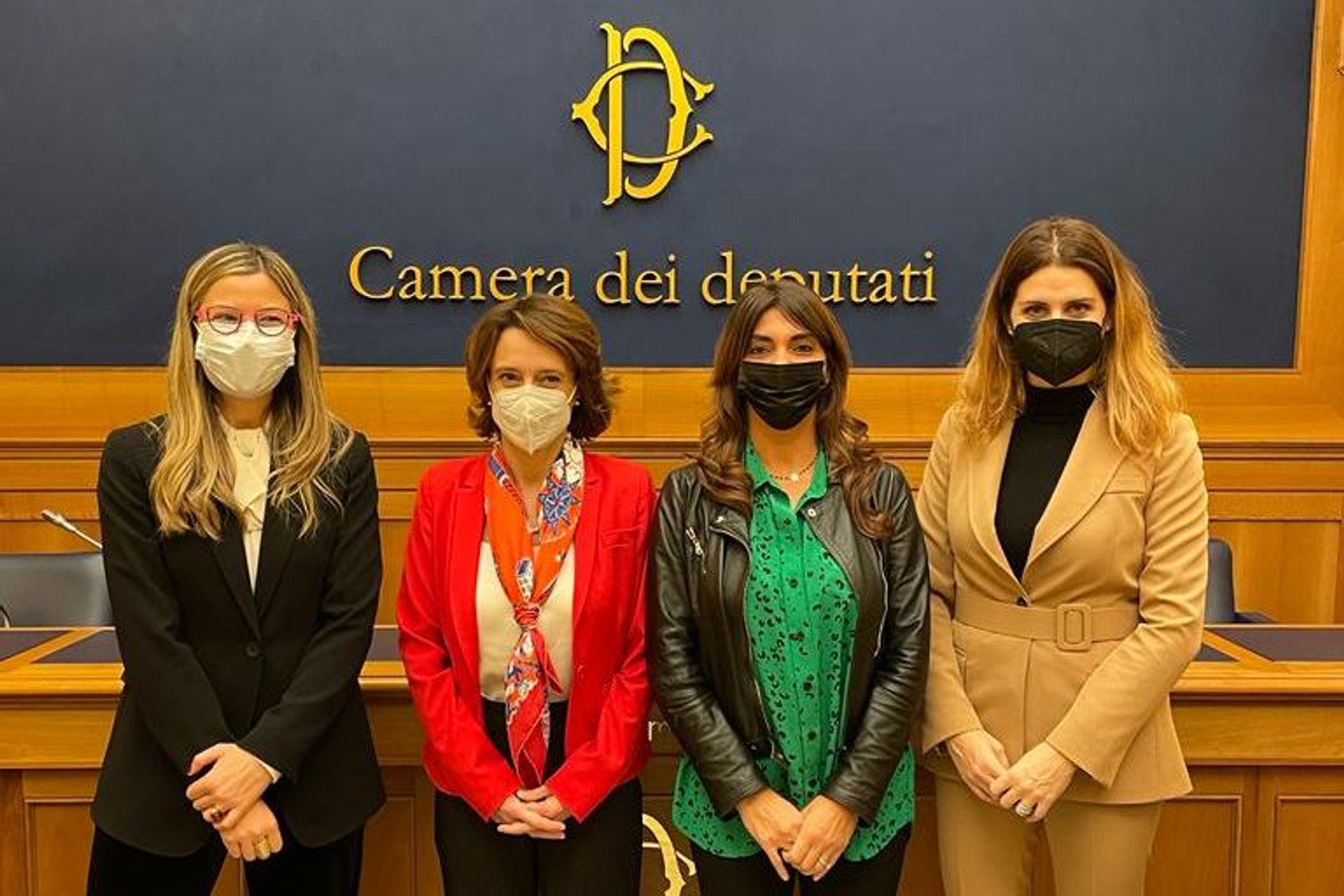 La presentazione delle attività della "Associazione Zenzero" alla Camera dei Deputati in Italia: da sinistra a destra, l'onorevole Maria Chiara Gadda, l'onorevole Elena Bonetti, Ministra per le Pari Opportunità e la Famiglia, Jane Lepori, Presidente della "Associazione Zenzero", e Alice Farella Monti, Digital e PR Manager di Wella Italia