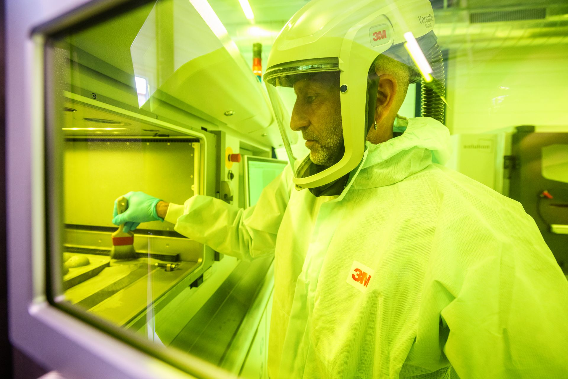 La pulizia con la spazzola: il processo di stampa in 3D di protesi dell'anca presso lo “Swiss m4m Center”