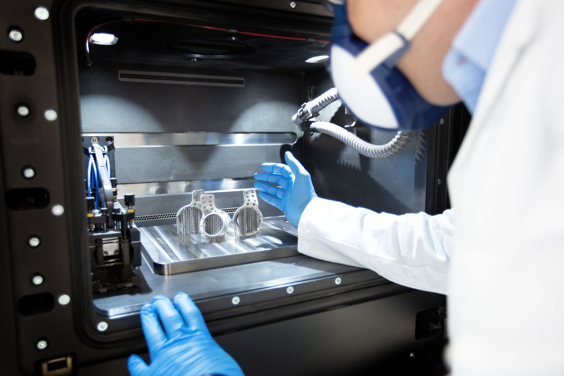 Attività preliminare a una fase avanzata di lavorazione della stampa in 3D di particolari medici presso lo "Swiss m4m Center": anelli di supporto pelvico appena stampati per la chirurgia dell'anca: le strutture filiformi servono come supporti durante il processo di stampa e vengono rimosse in seguito (Foto: Swiss m4m Center)