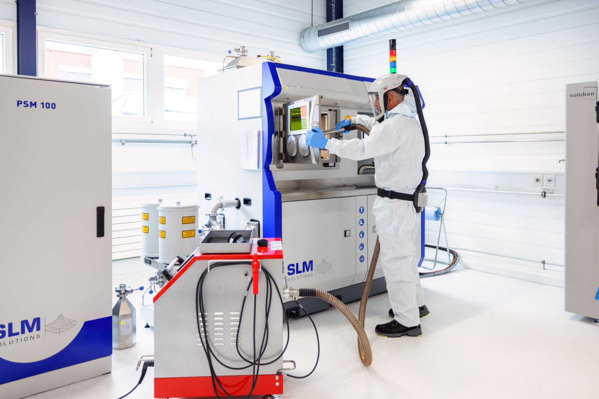 Pulizia con aspirapolvere: il processo di stampa in 3D di protesi dell'anca presso lo “Swiss m4m Center”