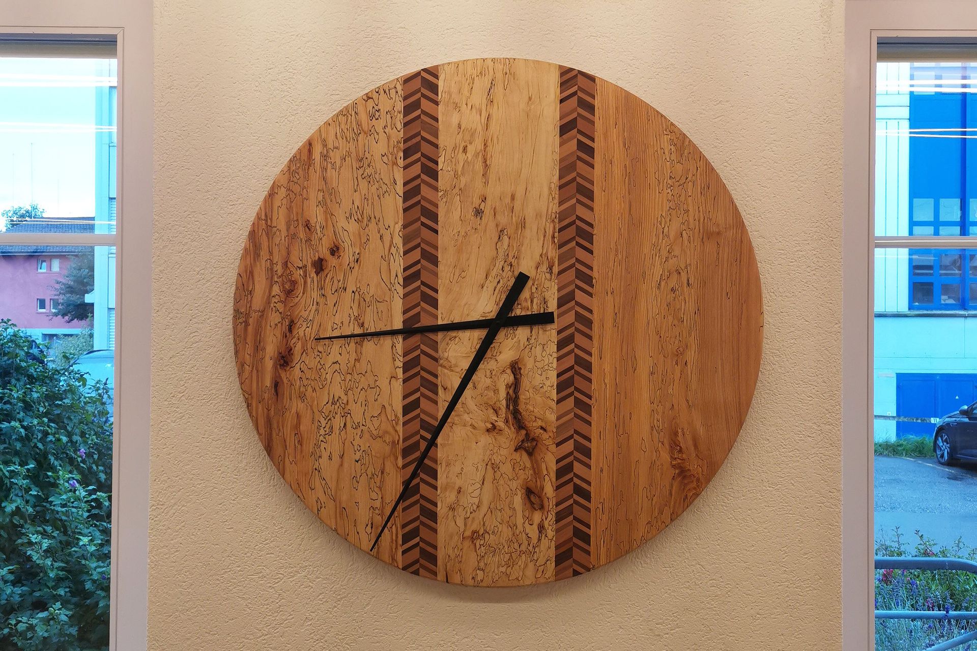 Un orologio di un metro di diametro realizzato in legno spalmato di frassino, faggio e acero con il fungo rosso tenero Kretzschmaria Deusta. Il legno è stato prodotto in condizioni controllate ed è ornato da linee di confine scure: si tratta di un esemplare unico creato dal partner industriale dell'EMPA, la Koster Holzwelten AG. (Foto: EMPA)