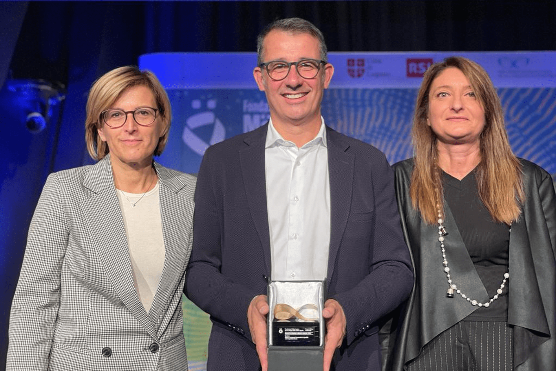 Cristina Giotto Boggia e Luisa Masciello di ated-ICT Ticino ai lati di Rossano Tiezzi, direttore commerciale di advepa: lo "Swiss Virtuale Expo", frutto dell'affiatata sinergia italosvizzera, si è aggiudicato in ottobre il Premio Möbius di Lugano, un riconoscimento importante per le opere multimediali e crossmediali di grande qualità