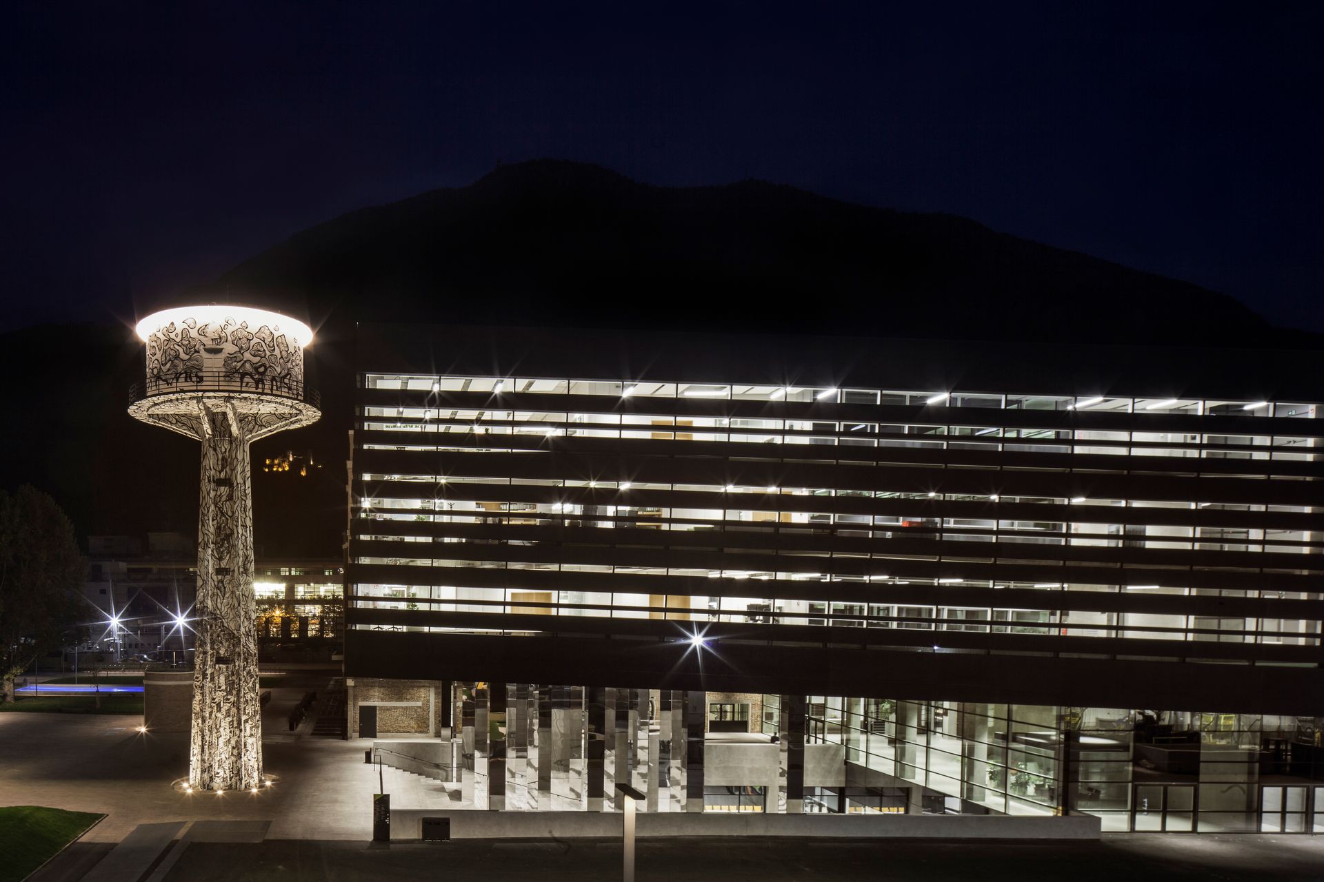 Il Black Monolith e la vicina torre piezometrica del NOI Techpark Südtirol/Alto Adige