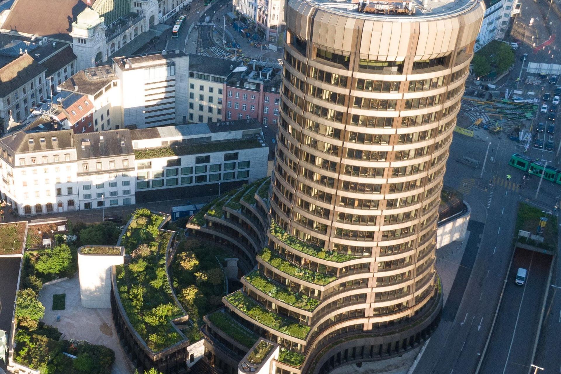 La Banca dei Regolamenti Internazionali (BSI) è un'organizzazione, con sede a Basilea in Centralbahnplatz 2, che promuove dal 1930 la cooperazione in campo monetario e finanziario e funge da banca e da forum per le banche centrali