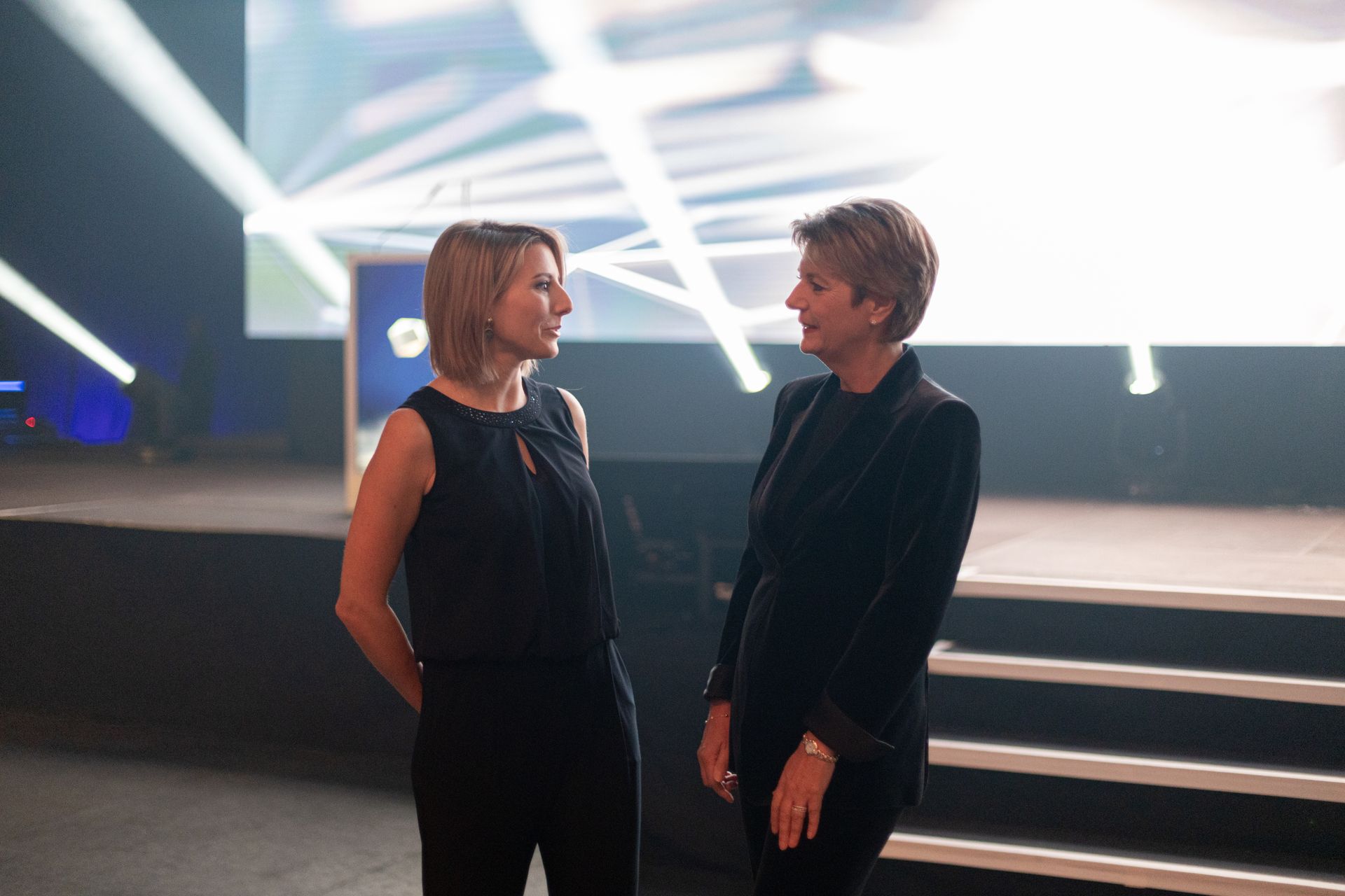 La cerimonia di premiazione dei "Digital Economy Award" in occasione della "Giornata Digitale Svizzera" del 10 novembre 2021: colloquio fra l'organizzatrice Diana Engetschwiler e la Consigliera Federale Karin Keller-Sutter