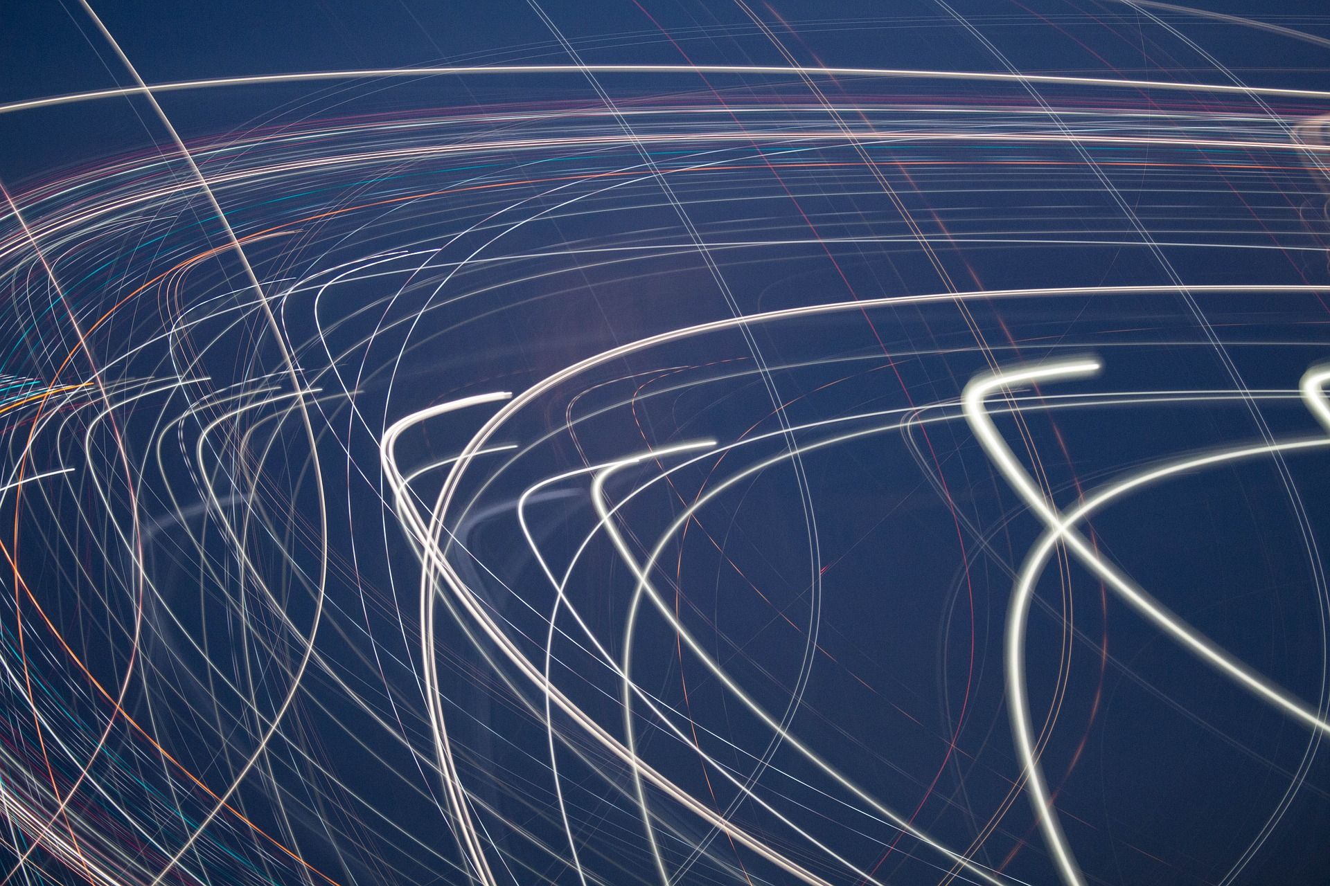 Il passaggio della luce attraverso una fibra ottica simboleggia la velocit di Internet