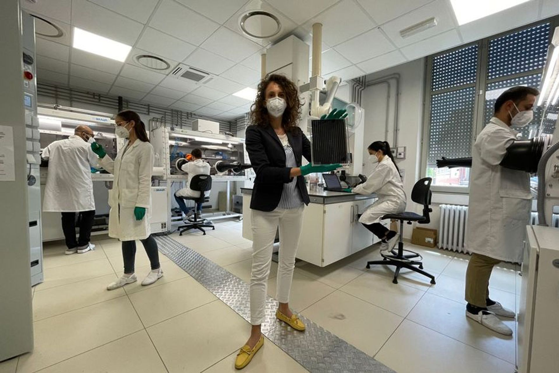 La professoressa Giulia Grancin dell'Università di Pavia con una lastra solare a perovskite "ibrida"