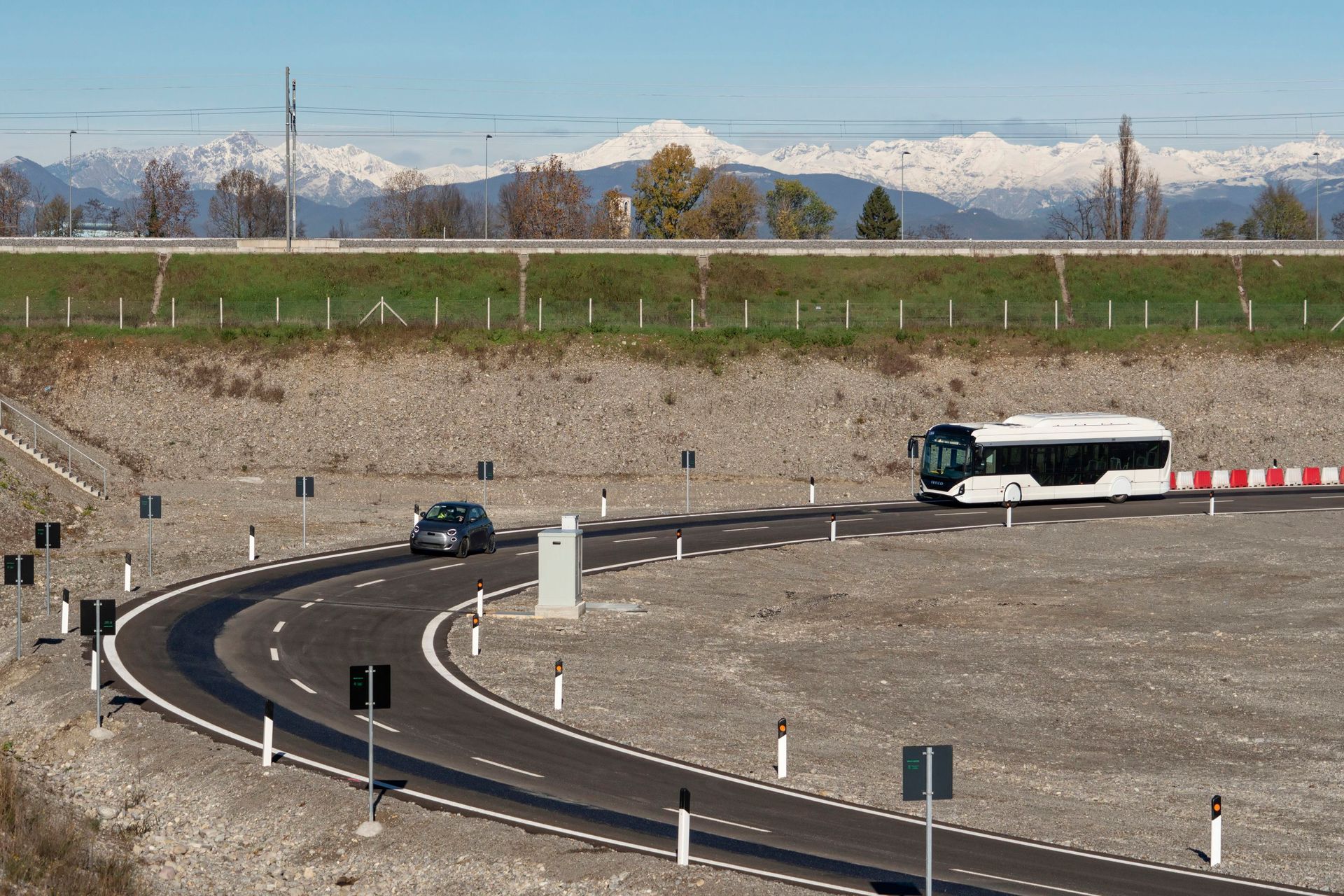 Le prove di un'utilitaria e di un autobus elettrici con il sistema DWPT